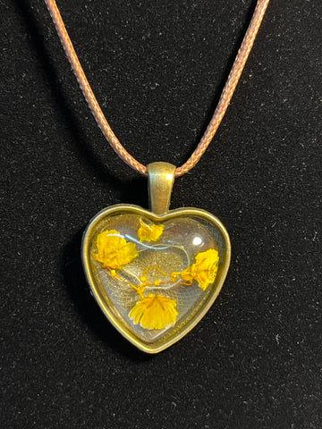 Yellow dried flower inlaid stone, gold heart shaped pendant necklace