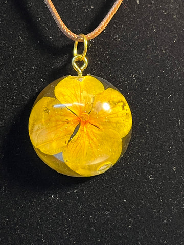 Orange flower inlaid round necklace